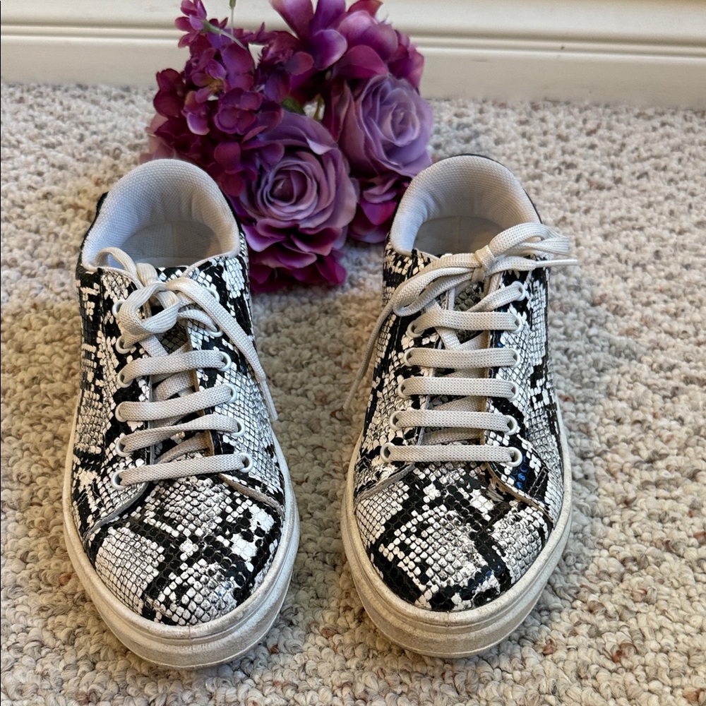 Stylish Black and White Snake Print Sneakers